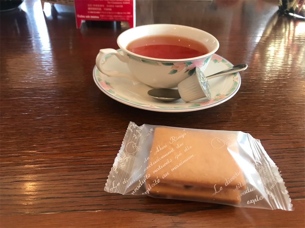 青森市 しんまちの逸品 紅茶との相性も抜群 赤い林檎の白い風 レーズンサンド でちょっと贅沢気分を味わう 鯛も一人はうまからず